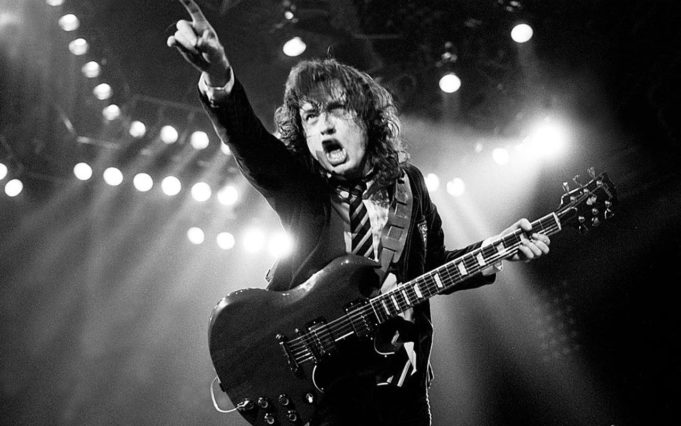 ANGUS YOUNG. БИОГРАФИЯ МУЗЫКАНТА Angus Young. Биография музыканта