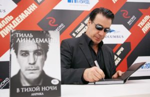 АВТОГРАФ-СЕССИЯ С ТИЛЛЕМ ЛИНДЕМАННОМ АВТОГРАФ-СЕССИЯ С ТИЛЛЕМ ЛИНДЕМАННОМ