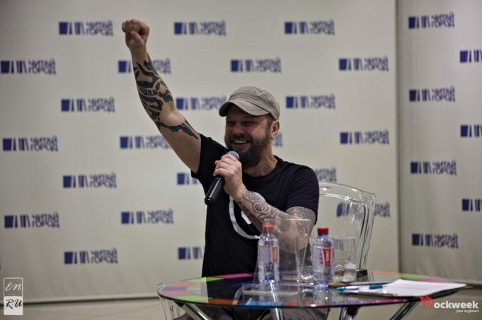 Илья Чёрт: “У меня плохо с воображением, поэтому я все пишу о себе”. Лидер группы ПилОт презентовал новую книгу