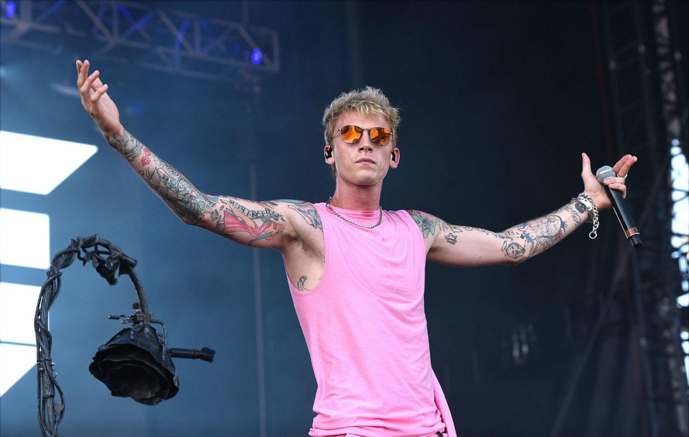 Machine Gun Kelly «Tickets To My Downfall» официально номер 01 в Billboard  200