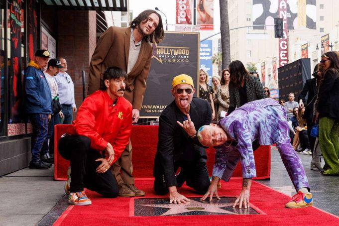 Red Hot Chili Peppers второй альбом за год Red Hot Chili Peppers второй альбом за год