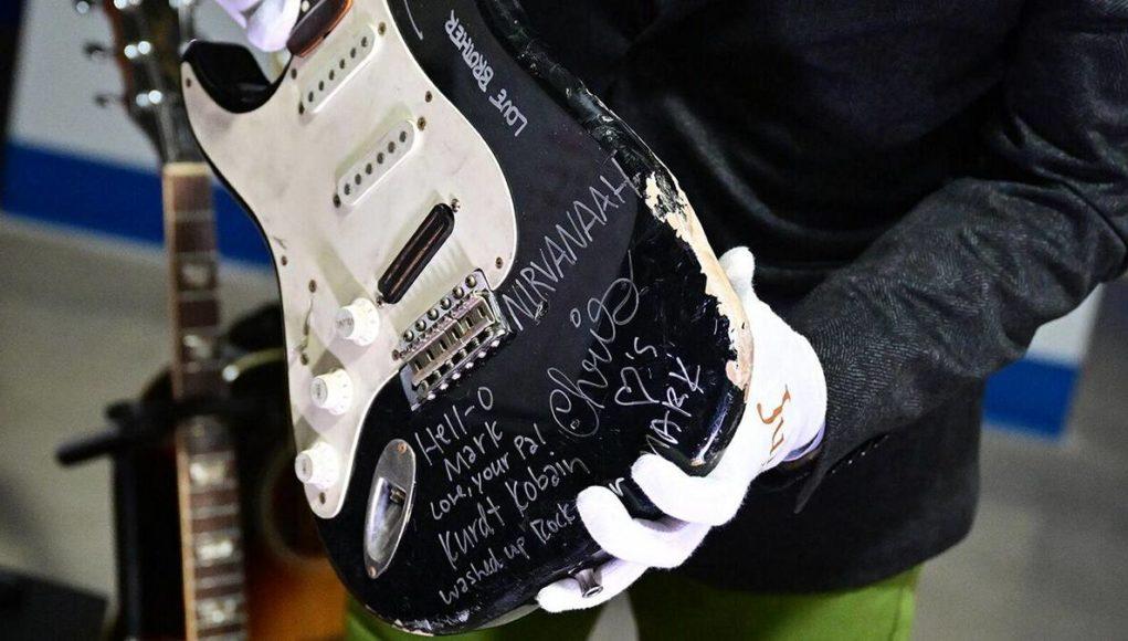 разбитая гитара Курта Кобейна - 01 Электрогитара Fender Stratocaster, разбитая Куртом Кобейном, была продана на аукционе Julien’s 20 мая за 595 тысяч долларов.