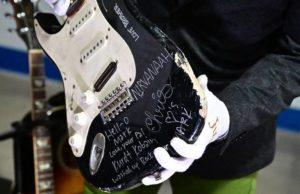 Гитару Курта Кобейна оценили в пол миллиона долларов Электрогитара Fender Stratocaster, разбитая Куртом Кобейном, была продана на аукционе Julien’s 20 мая за 595 тысяч долларов.