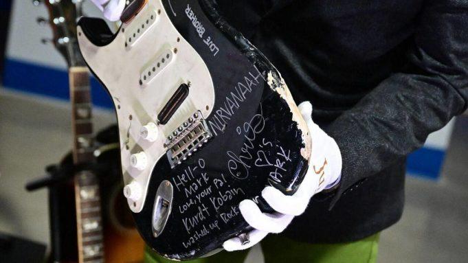 Гитару Курта Кобейна оценили в пол миллиона долларов Электрогитара Fender Stratocaster, разбитая Куртом Кобейном, была продана на аукционе Julien’s 20 мая за 595 тысяч долларов.
