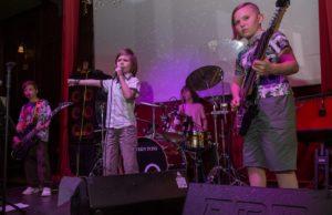Rock Bomb: бомбическое выступление юных музыкантов на Арбате Rock Bomb клуб "16 тонн Арбат" 20/05/2023 ✪