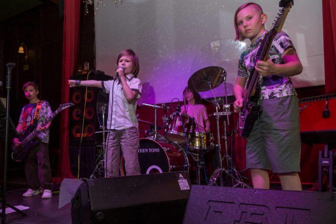 Rock Bomb: бомбическое выступление юных музыкантов на Арбате Rock Bomb клуб "16 тонн Арбат" 20/05/2023 ✪