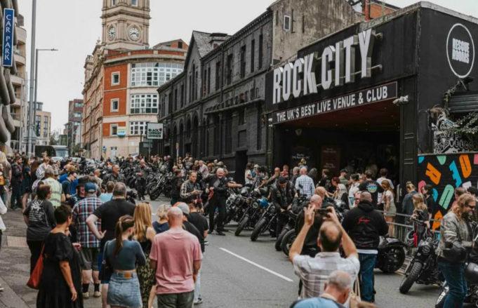 Прах Лемми доставлен в Rock City Ноттингема колонной байкеров группа MOTORHEAD, новости - Прах Лемми доставлен в Rock City Ноттингема колонной байкеров